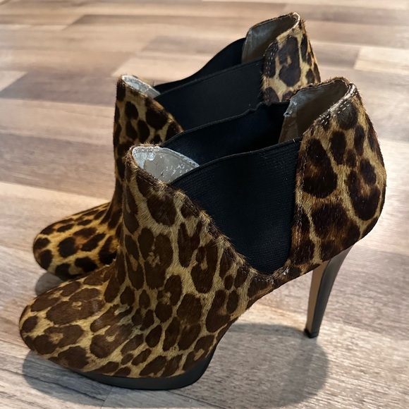 Size 9M INC international Concept Leopard Booties - Picture 1 of 5